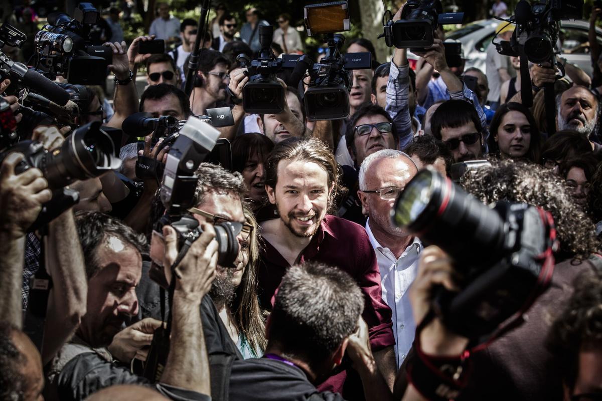 VALENCIA 15 5 15 POLITICA ELECCIONES 24 M PABLO IGLESIAS PODEMOS EL SECRETARIO GENERAL DE PODEMOS PABLO IGLESIAS A SU LLEGADA HOY A LA FACULTAD DE GEOGRAFIA E HISTORIA DE LA UNIVERSIDAD DE VALENCIA DONDE HA CELEBRADO UN ACTO PUBLICO EN EL QUE HA REIVINDICADO A ESTA FORMACION COMO " EL MOVIMIENTO HEREDERO " DEL 15M DEL QUE HOY SE CUMPLEN CUATRO A?OS FOTO MIGUEL LORENZO. PUBLICADA EPC 16/05/2015 P 14