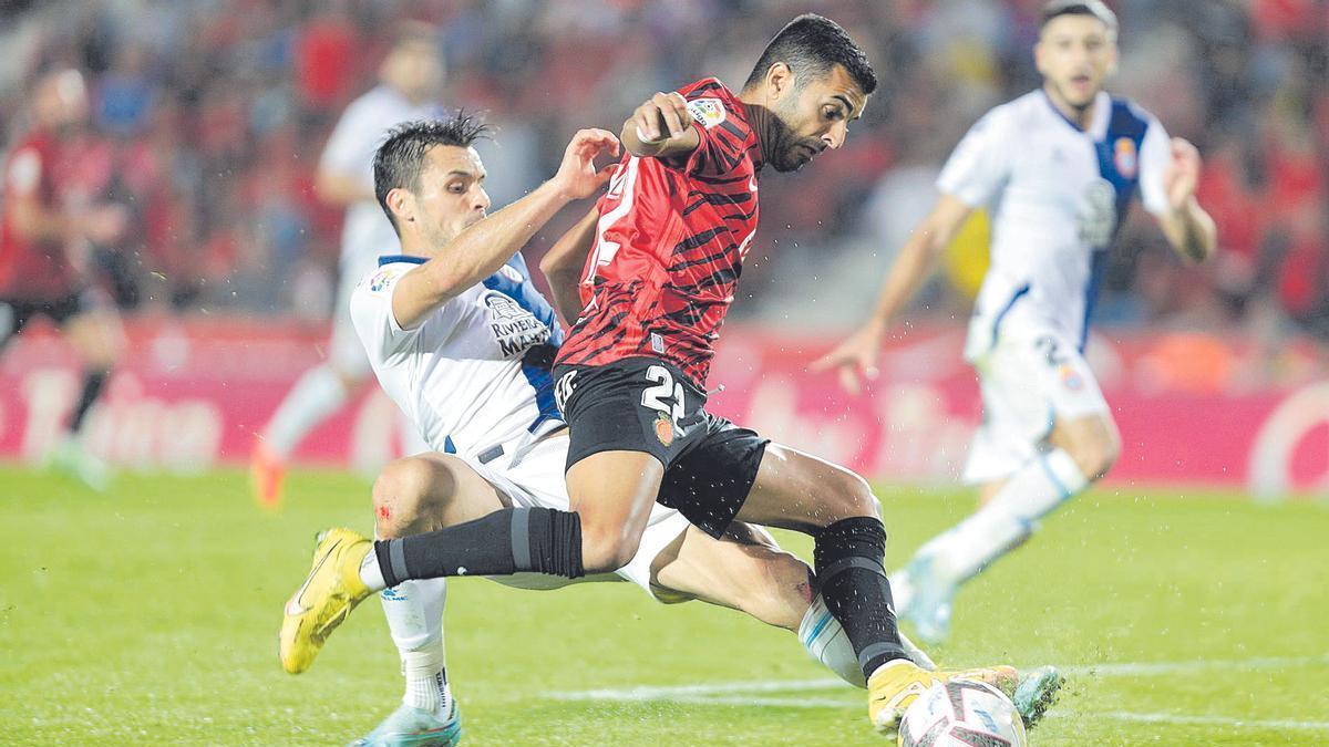 La jugada más polémica en el partido de la primera vuelta en un  claro penalti no señalado de Oliván sobre Ángel.