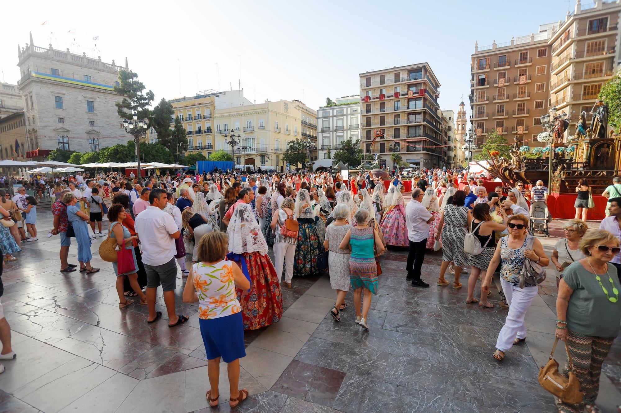 Sábado de Corpus: ambiente en la plaza, balcones y adornos florales