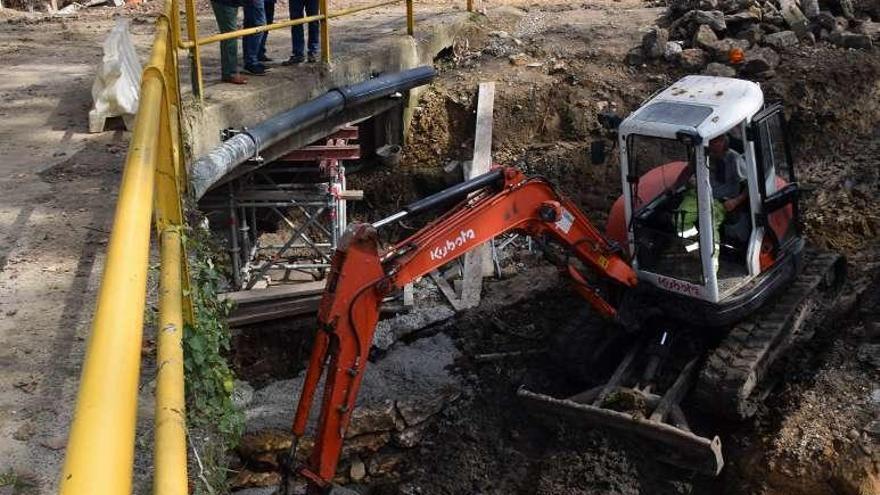 Máquinas trabajando en el puente de Castañera, en Granda.