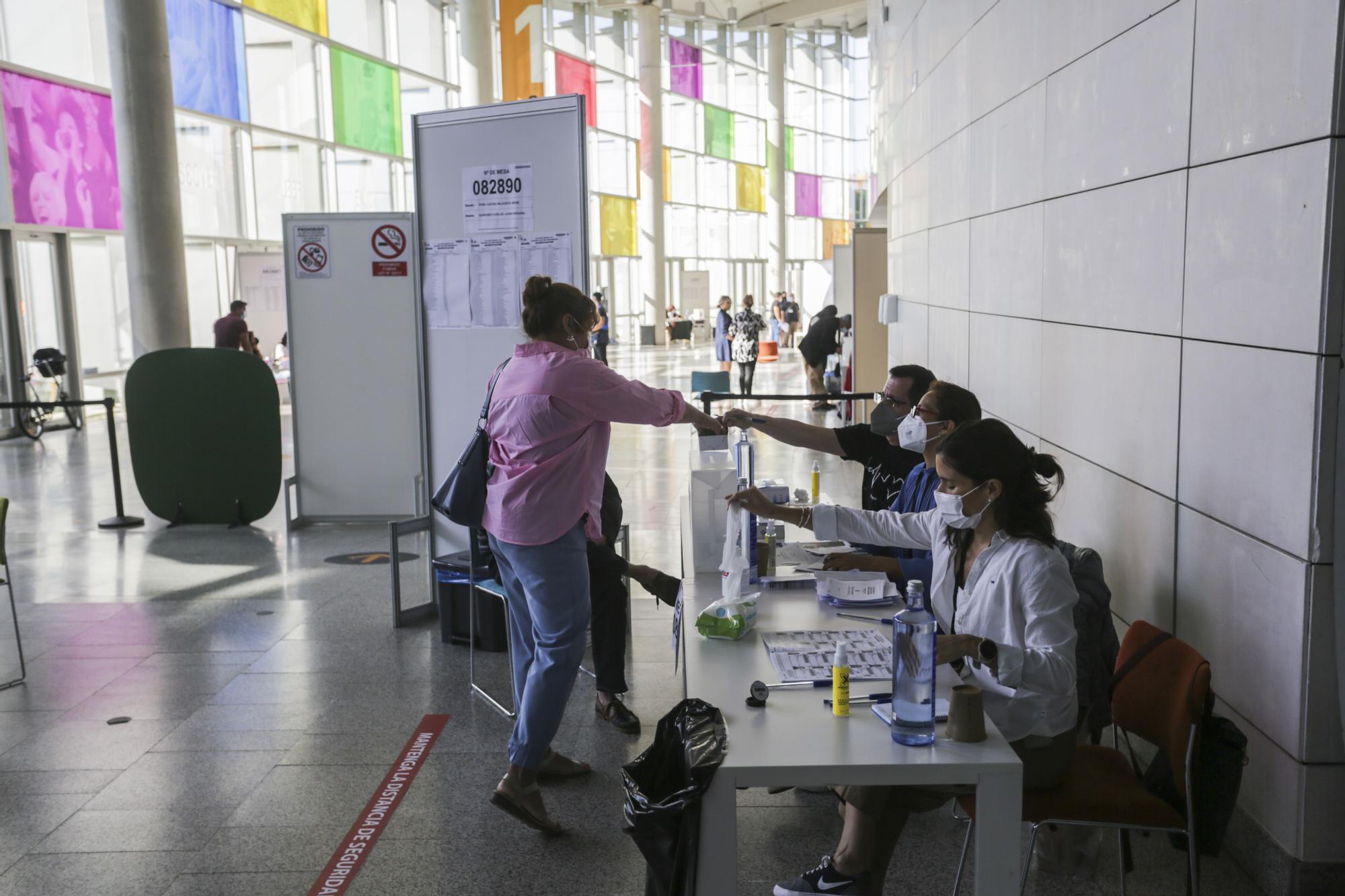 Los ciudadanos peruanos residentes en la Comunitat votan en la segunda vuelta de las Elecciones Generales 2021