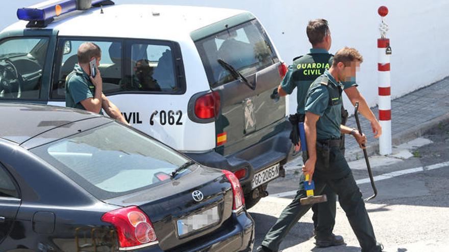 Los agentes emplearon mazas, ´patas de cabra´ y otras herramientas durante el registro de las oficinas de la discoteca