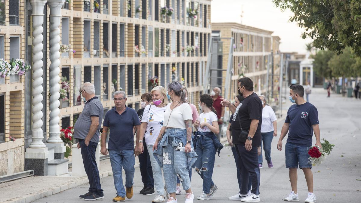 Día de Todos los Santos en el Cementerio de Alicante