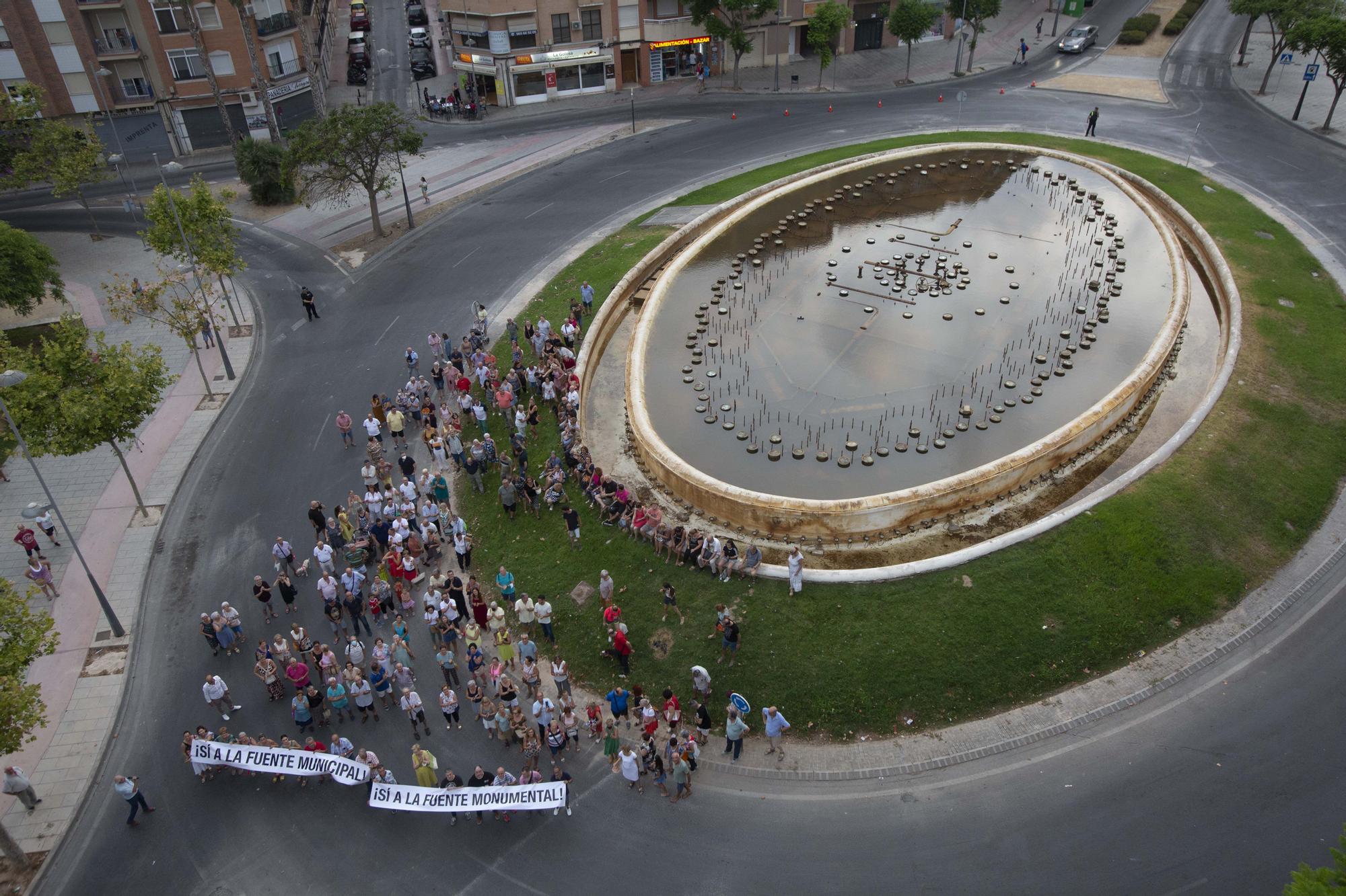 Trescientas personas exigen salvar la fuente de la carretera de Agost de San Vicente