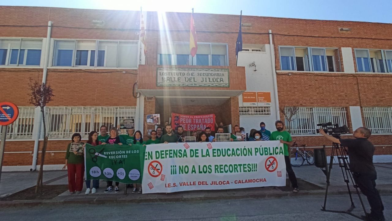 Concentraciones en los centros para pedir la reversión de los recortes educativos en Aragón