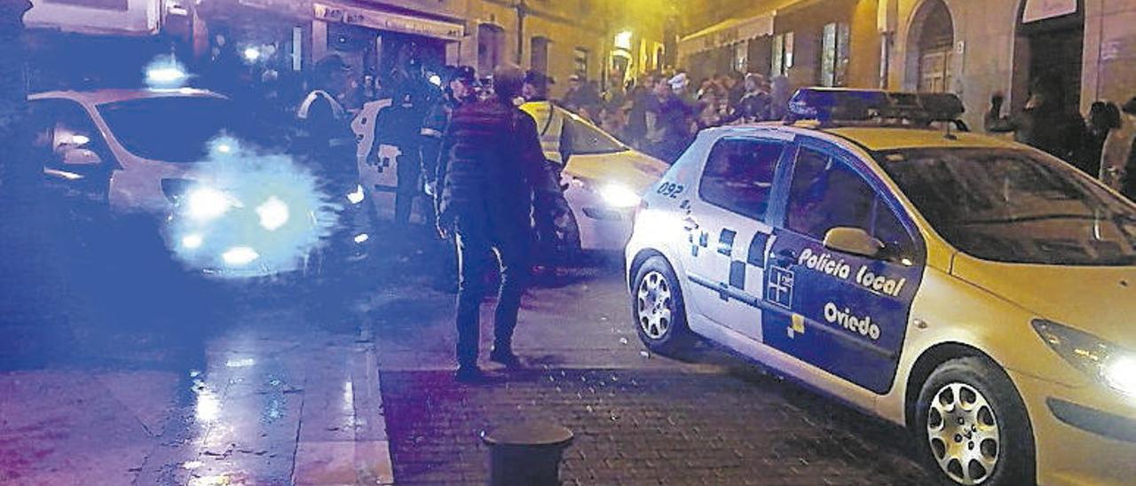 La Policía Local, patrullando por el Antiguo la noche del sábado.