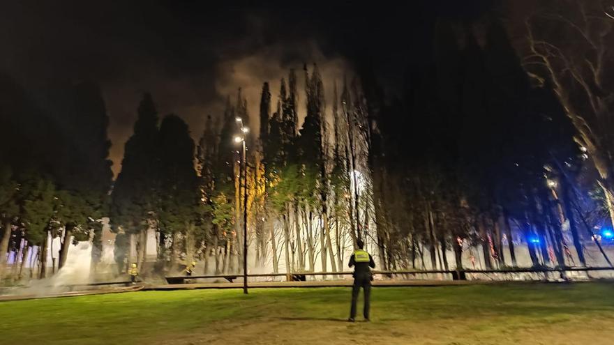 El vent ha fet revifar el foc del parc de les Aigües de Figueres, però ja està apagat