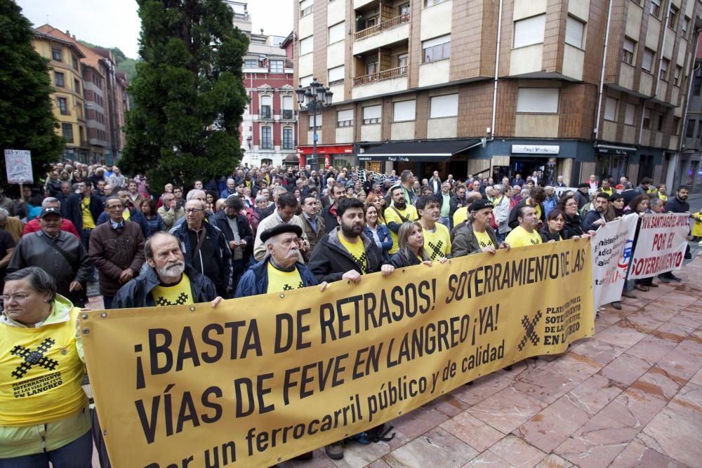 Manifestación contra los retrasos en las obras de soterramiento en Langreo