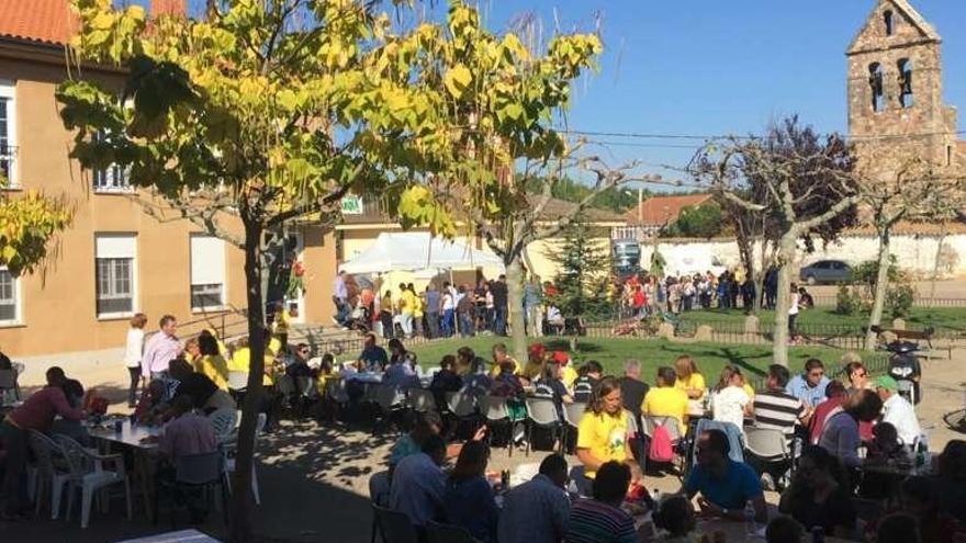 Numerosos vecinos se dieron cita en la plaza de Micereces de Tera en la pimentada organizada el pasado año.