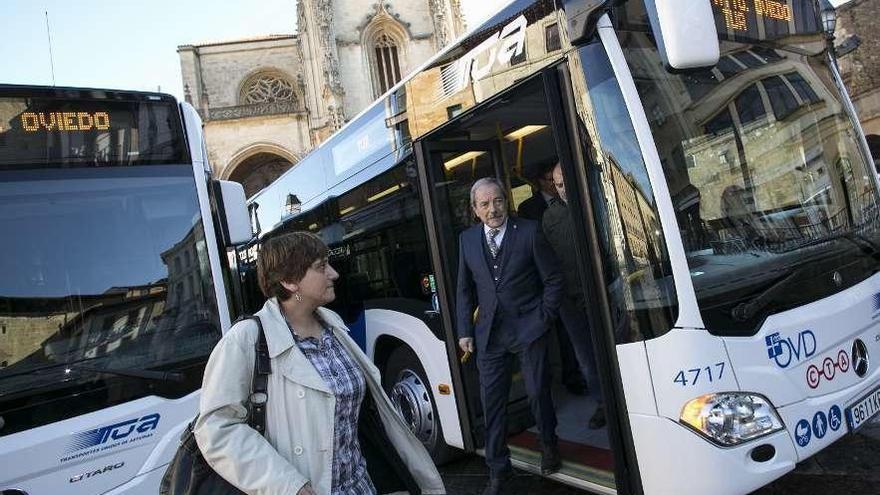 Ana Rivas y Wenceslao López, ayer, en la presentación de los autobuses.