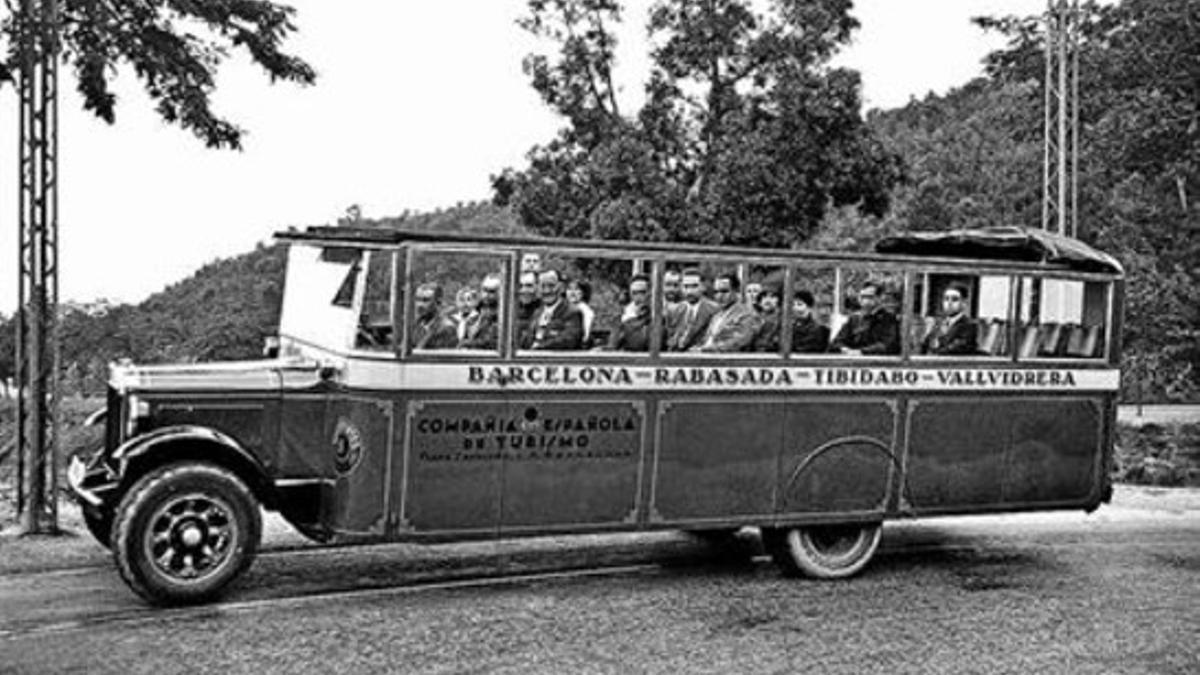 1930 8 Un grupo de turistas, a bordo de un bus turístico de la ciudad a su paso por Collserola.