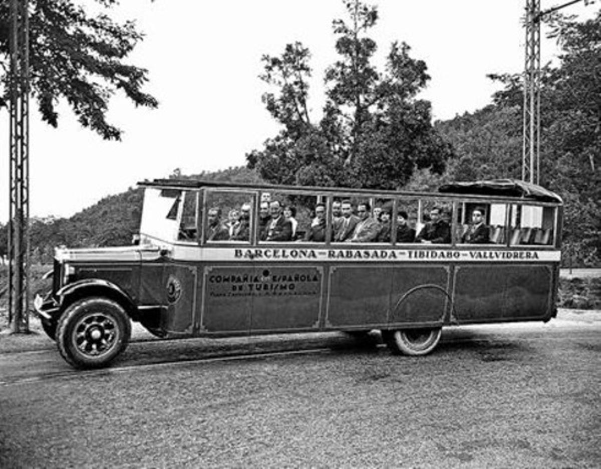 1930 .Un grup de turistes, a bord d’un bus turístic de la ciutat al seu pas per Collserola. 1930 .Un grup de turistes, a bord d’un bus turístic de la ciutat al seu pas per Collserola.