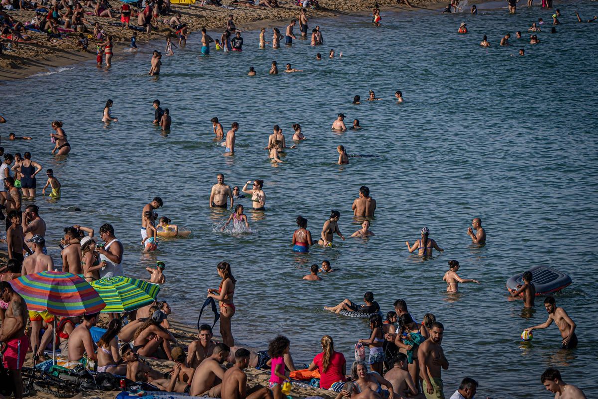 Barcelona recupera el ritmo normal en sus playas después de la verbena de Sant Joan