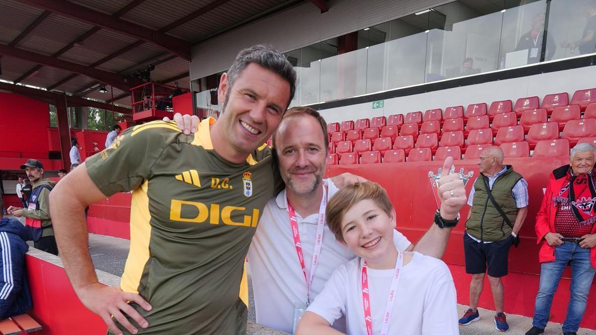 Cervero, Sid Lowe y Charlie, en Anduva.