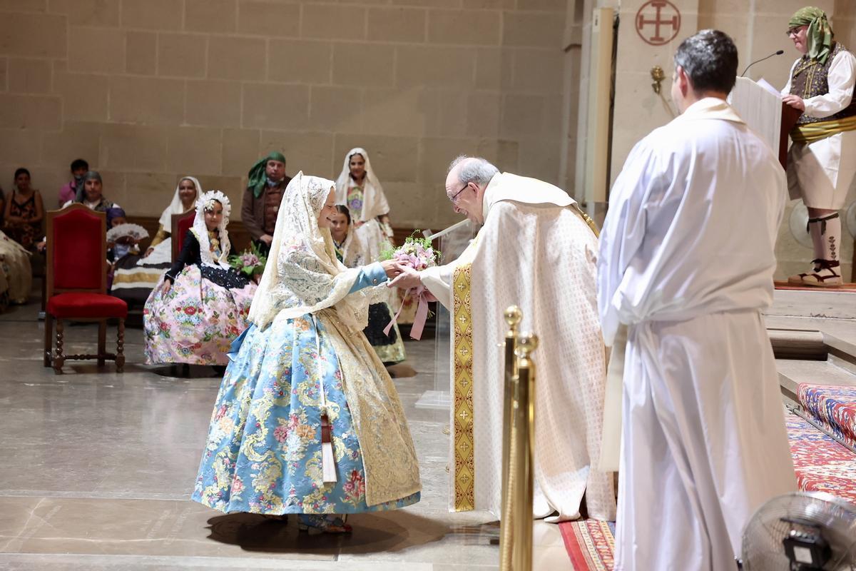 Primera sesión de la Ofrenda en las Hogueras de Alicante con mucha presencia fallera