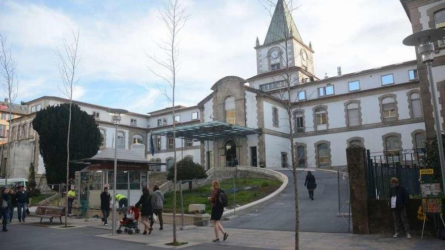 La retirada de la vieja caseta de donaciones despeja toda la fachada  |  Desde la tarde de ayer, la fachada del Hospital Provincial está totalmente despejada, al retirarse la vieja caseta de donación de sangre, ubicada durante años al lado de la entrada de Urgencias y que quedó el martes sin uso al abrirse las nuevas dependencias en el parking del hospital. Un camión se llevó ayer la antigua caseta.