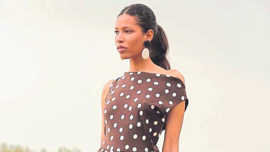 Los lunares regresan este 2026 y demuestran que la elegancia clásica nunca pasa de moda