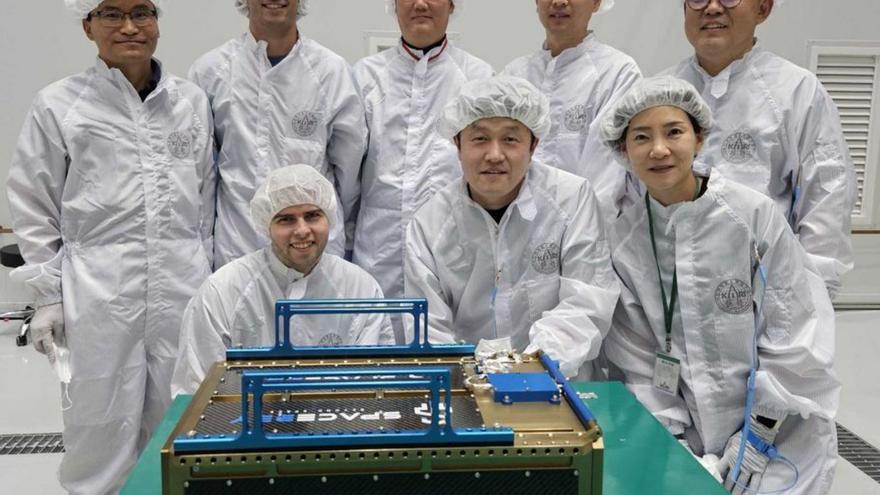 El grupo coreano con el satélite. | |