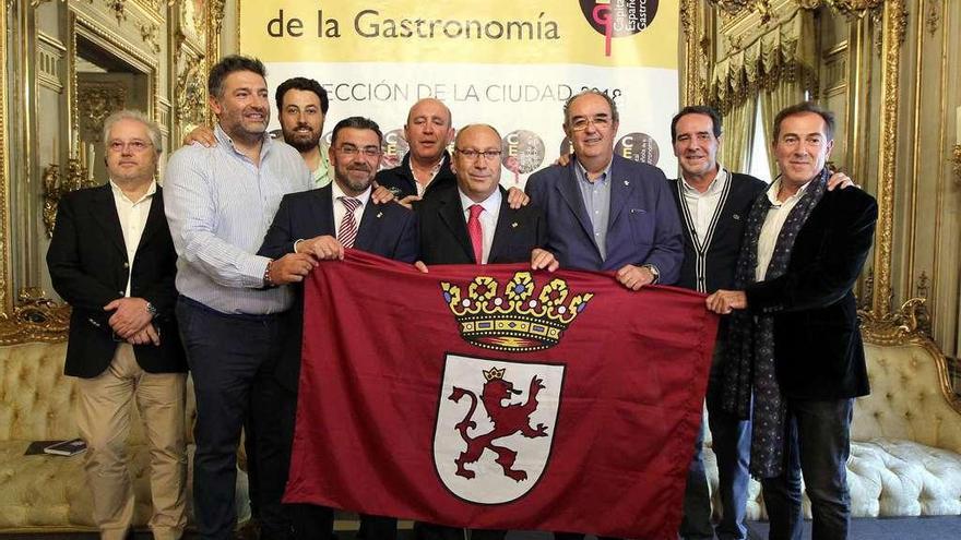 El concejal de Comercio y el diputado de Turismo, Genaro Martínez, junto a distintos representantes del sector hostelero de León .