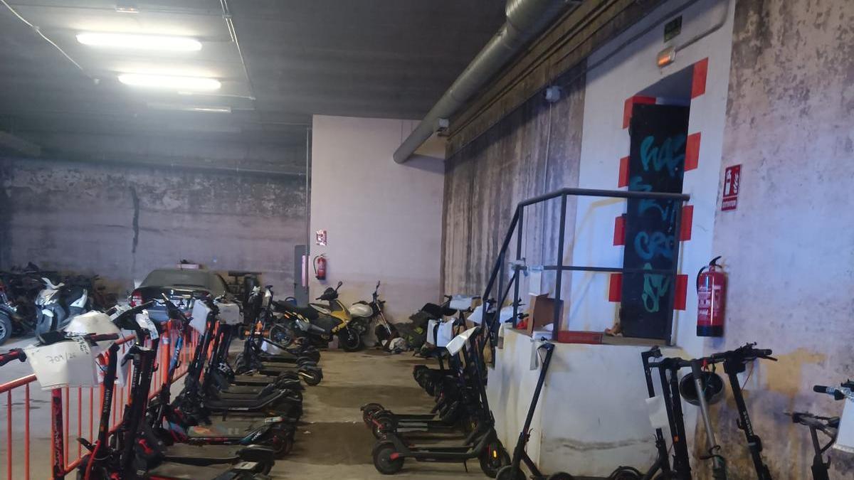 Patinetes retirados que permanecen en el depósito municipal.