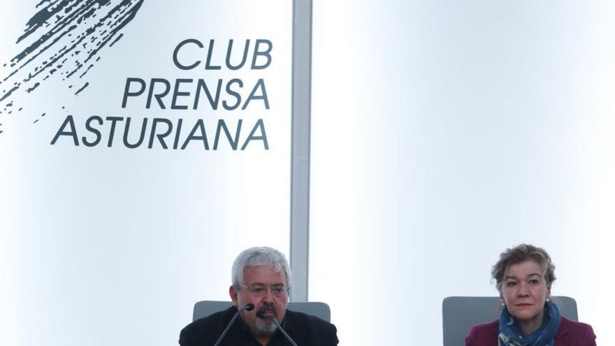 Antonio González Quintana y Concepción Paredes, ayer, en el Club Prensa Asturiana. | Luisma Murias