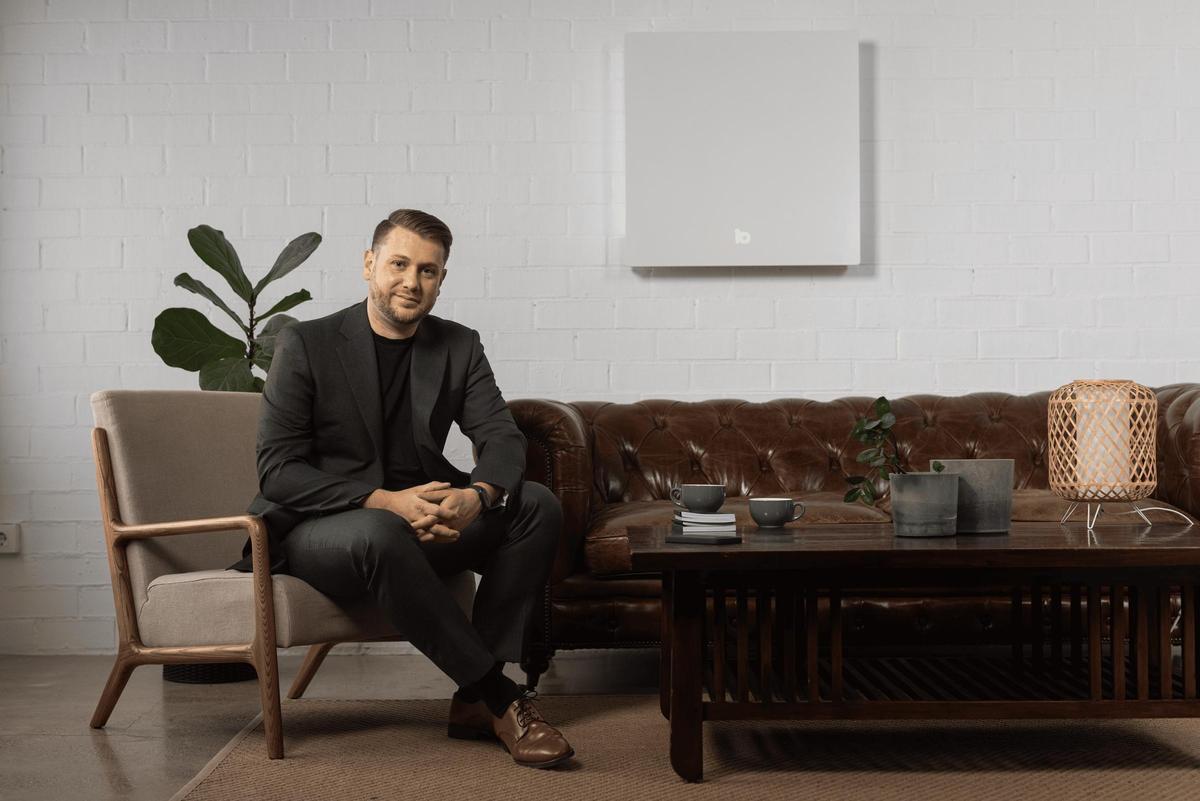 Alejandro Desco, CEO de Ionly, junto a la batería (colgada en la pared).