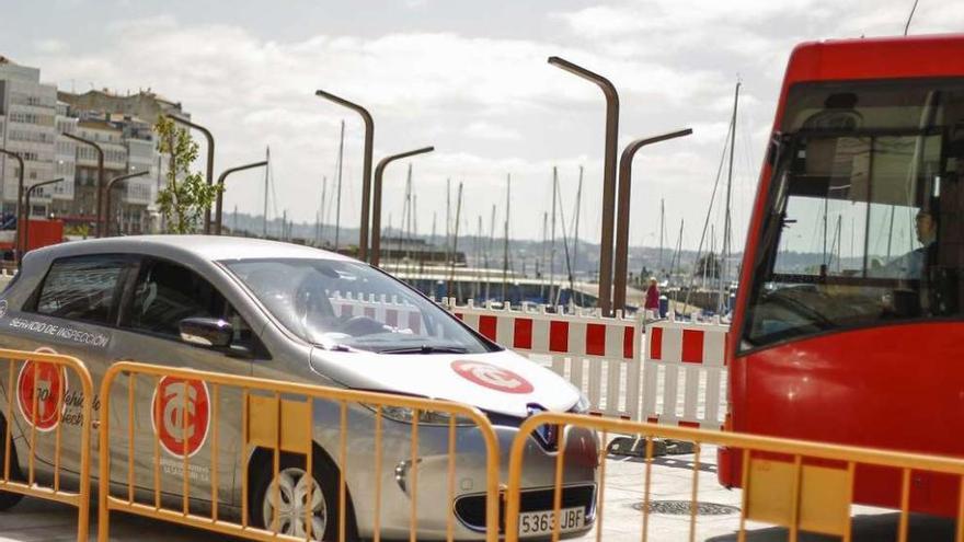 Un coche de Tranvías y un bus urbano, durante la anterior jornada de huelga.