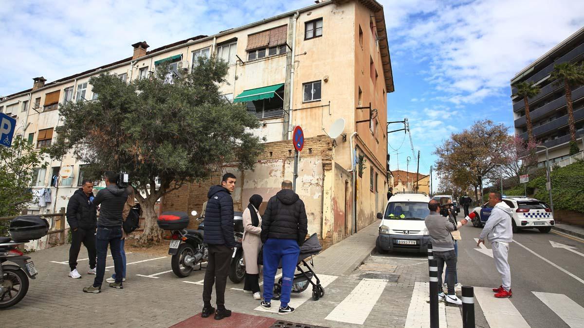 Edificio El Barco de Esplugues, desalojado el lunes por riesgo de derrumbe y en el que actualmente cinco vecinos se niegan a salir.