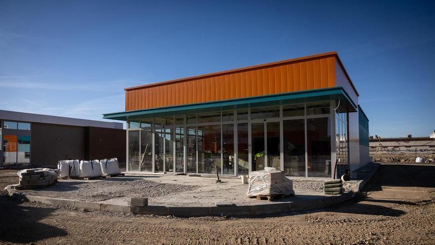 La avenida Cataluña se transforma: ya están construidos los dos restaurantes de comida rápida que abrirán sobre las antiguas naves de Galerías Primero en Zaragoza