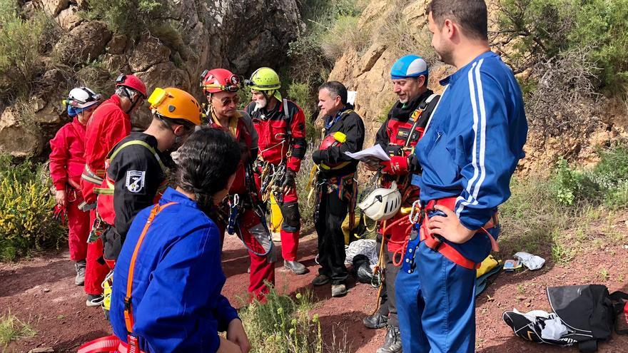 Una veintena de socios del club Adenow, en el primer encuentro de espeleología y montaña de Vélez-Rubio