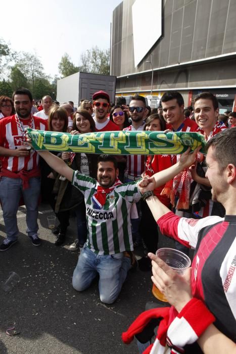 Ambientazo rojiblanco en los aledaños de El Molinón antes del partido