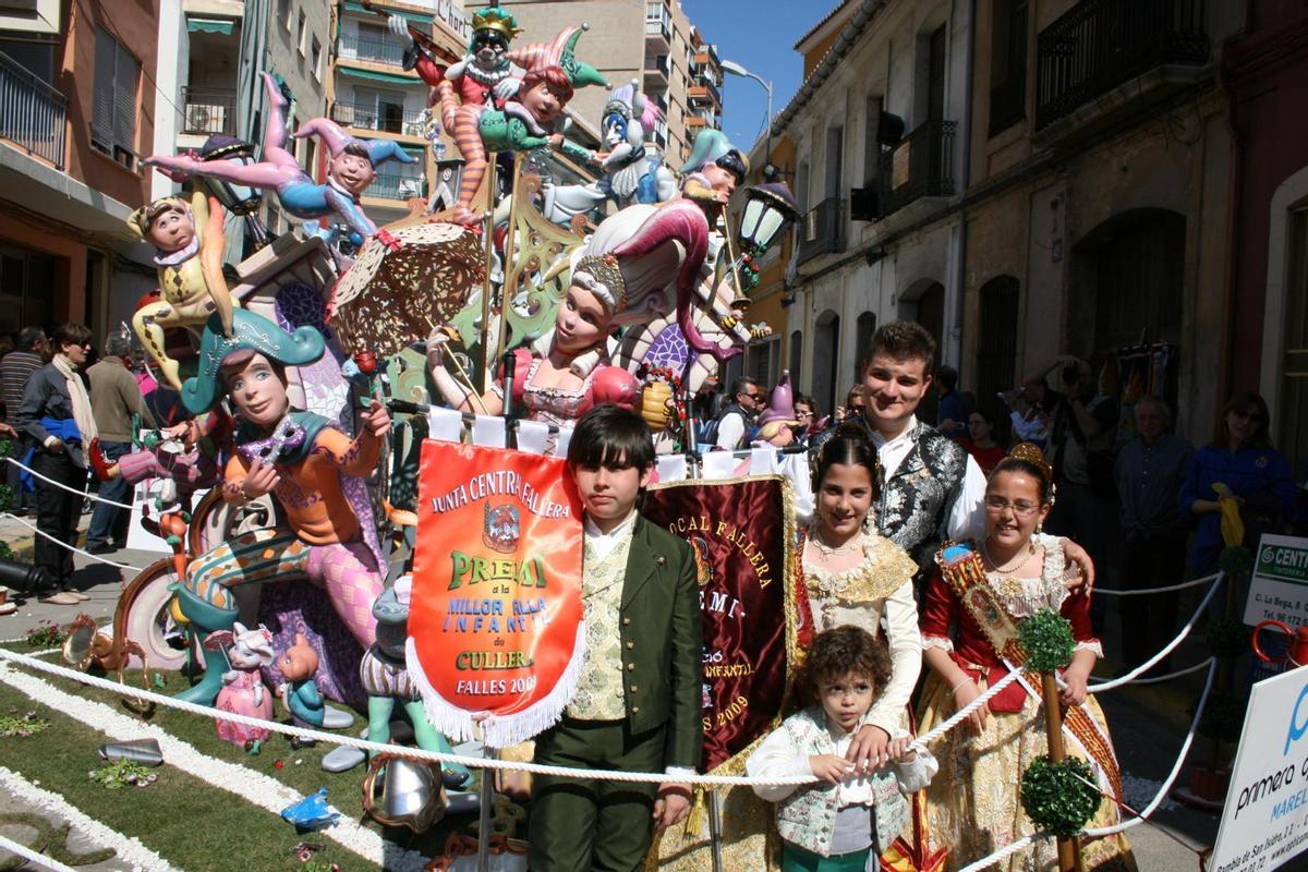 El joven artista junto a la entonces fallera mayor infantl.