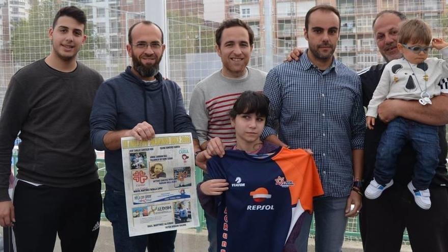 Corredores del reto ´Tercer adelanto solidario´ con algunos de los niños a los que irá destinado el dinero recaudado.