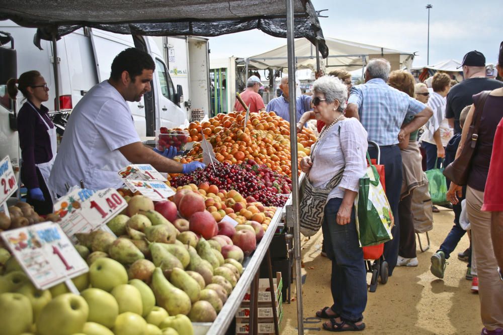 El nuevo recinto para el mercadillo de Torrevieja de los viernes se estrenó con una gran afluencia de usuarios, lo que provocó problemas de tráfico y falta de autobuses de transporte.