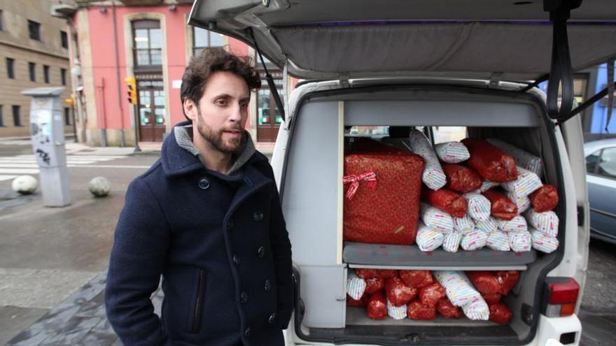 Alejandro Vallejo, con los regalos.