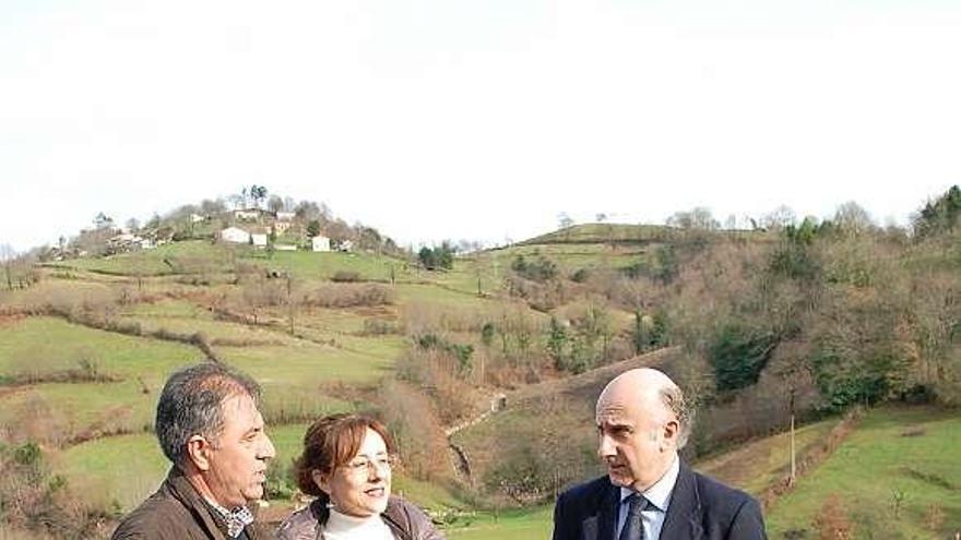 Alejandro Canteli, Belén Fernández y Juan Fernández, ayer, en Bimenes.