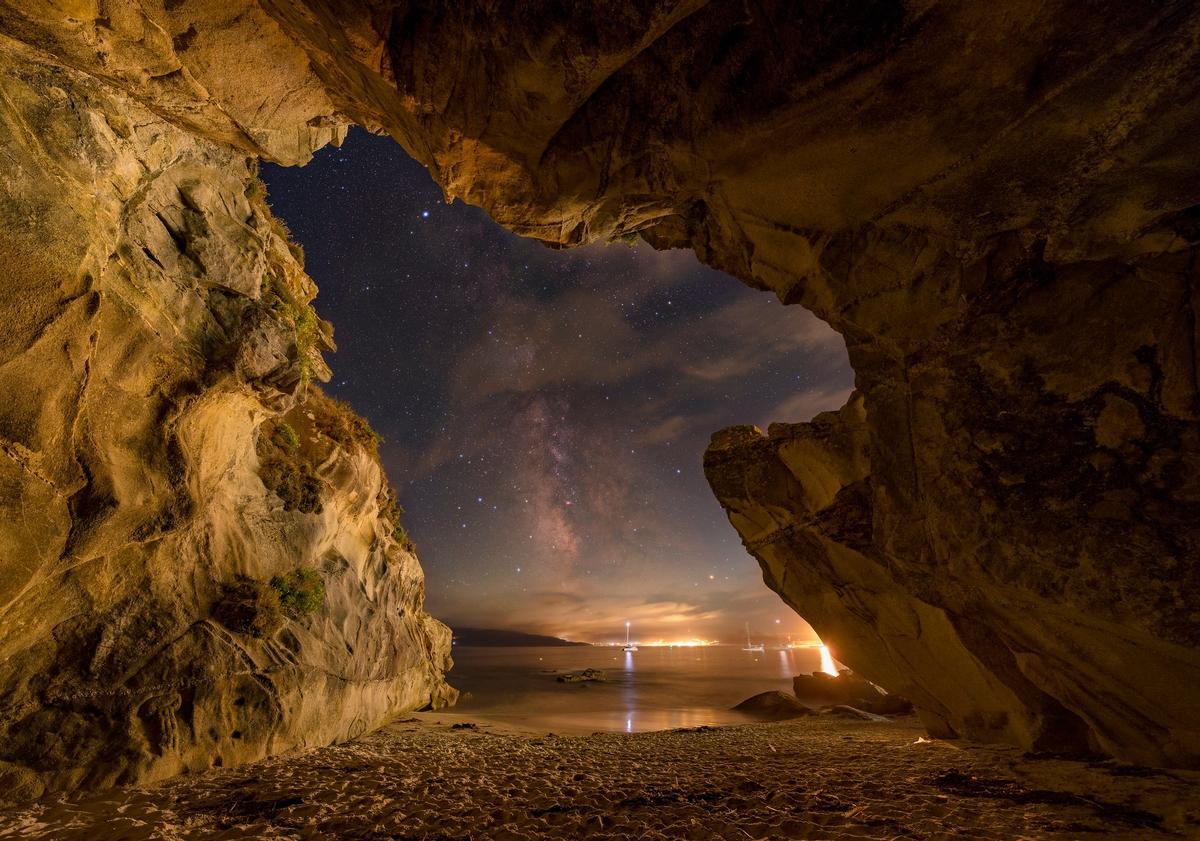 Vía Láctea y las estrellas Altair, Antares y Rosalía desde la furna de Osmo en Ponteceso.