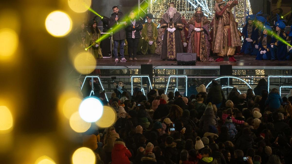 Recepción municipal a los Reyes Magos en la Plaza Mayor.