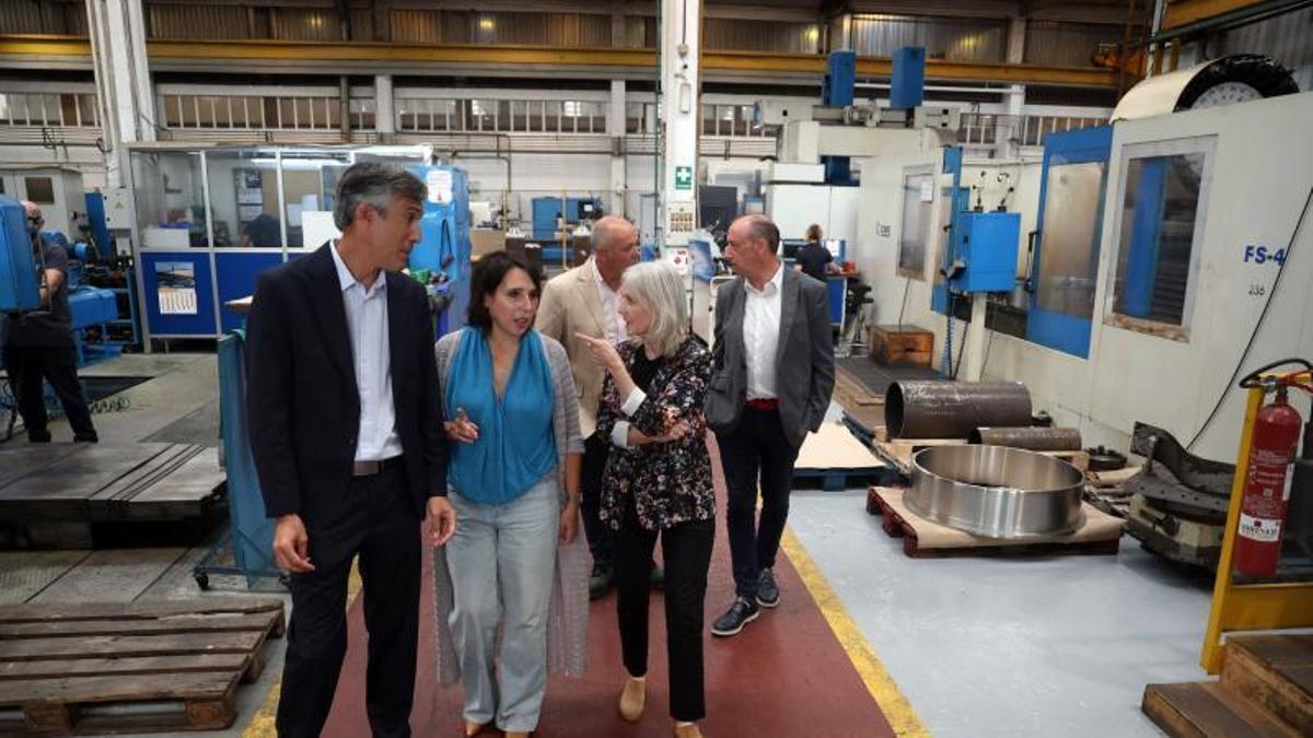 La conselleira Lorenzana, en el centro, durante la visita a Thune Eureka.