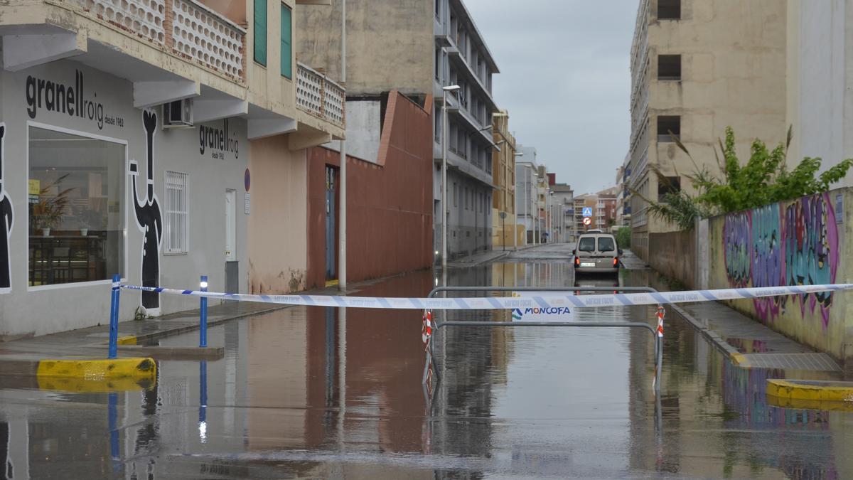 Uno de los viales de la playa de Nules cortado por la lluvia.