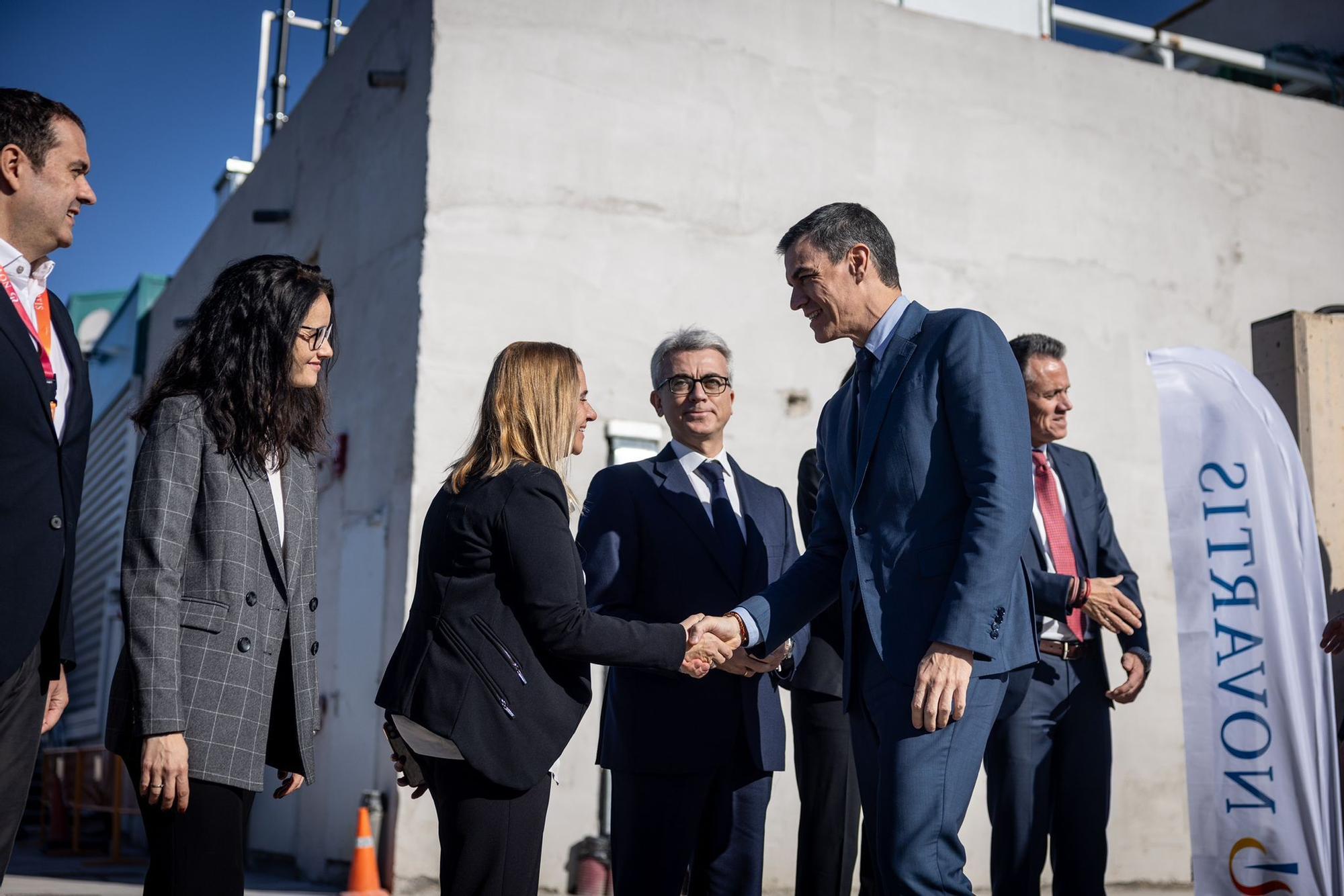 En imágenes | Pedro Sánchez visita las instalaciones de Novartis en La Almunia de Doña Godina