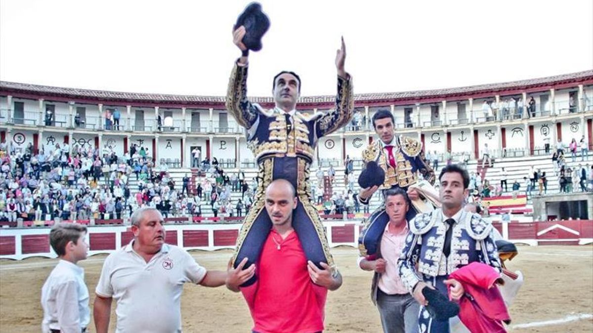 Enrique Ponce y Emilio de Justo, en junio de 2018, en la plaza de toros de Cáceres.