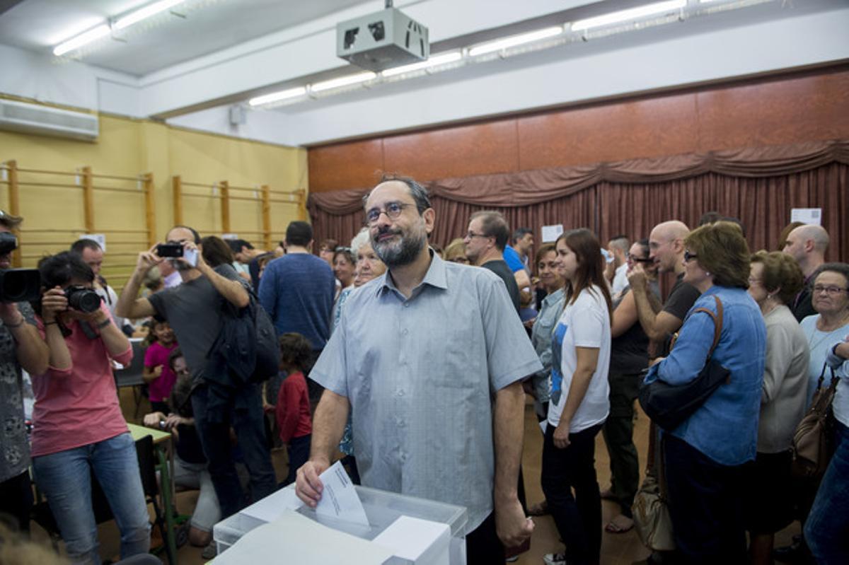 Antonio Baños, de la CUP, vota en el colegio Timbaler del Bruc de Barcelona.