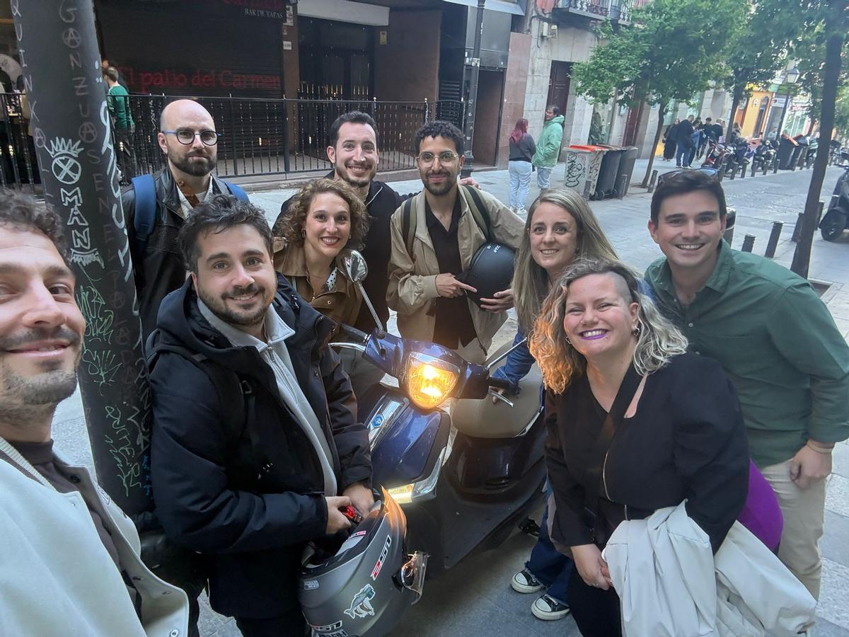 Marina Palomo, con amigos, familiares y un colaborador de La Revuelta.