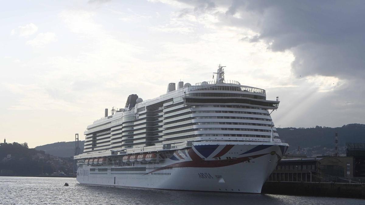 El crucero «Arvia», durante una escala anterior en Vigo