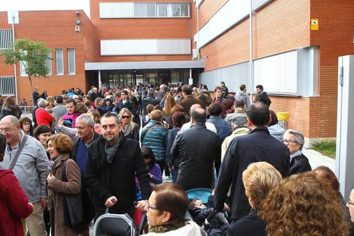 Cues davant de l’institut Santiago Sobrequés de Girona durant la jornada del 9-N.