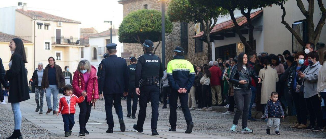 Policías patrullando, al igual que en La Coronación de Plasencia para evitar peleas.