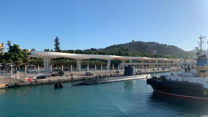 El submarino S-74 Tramontana está atracado en el muelle 2 del Puerto de Málaga.