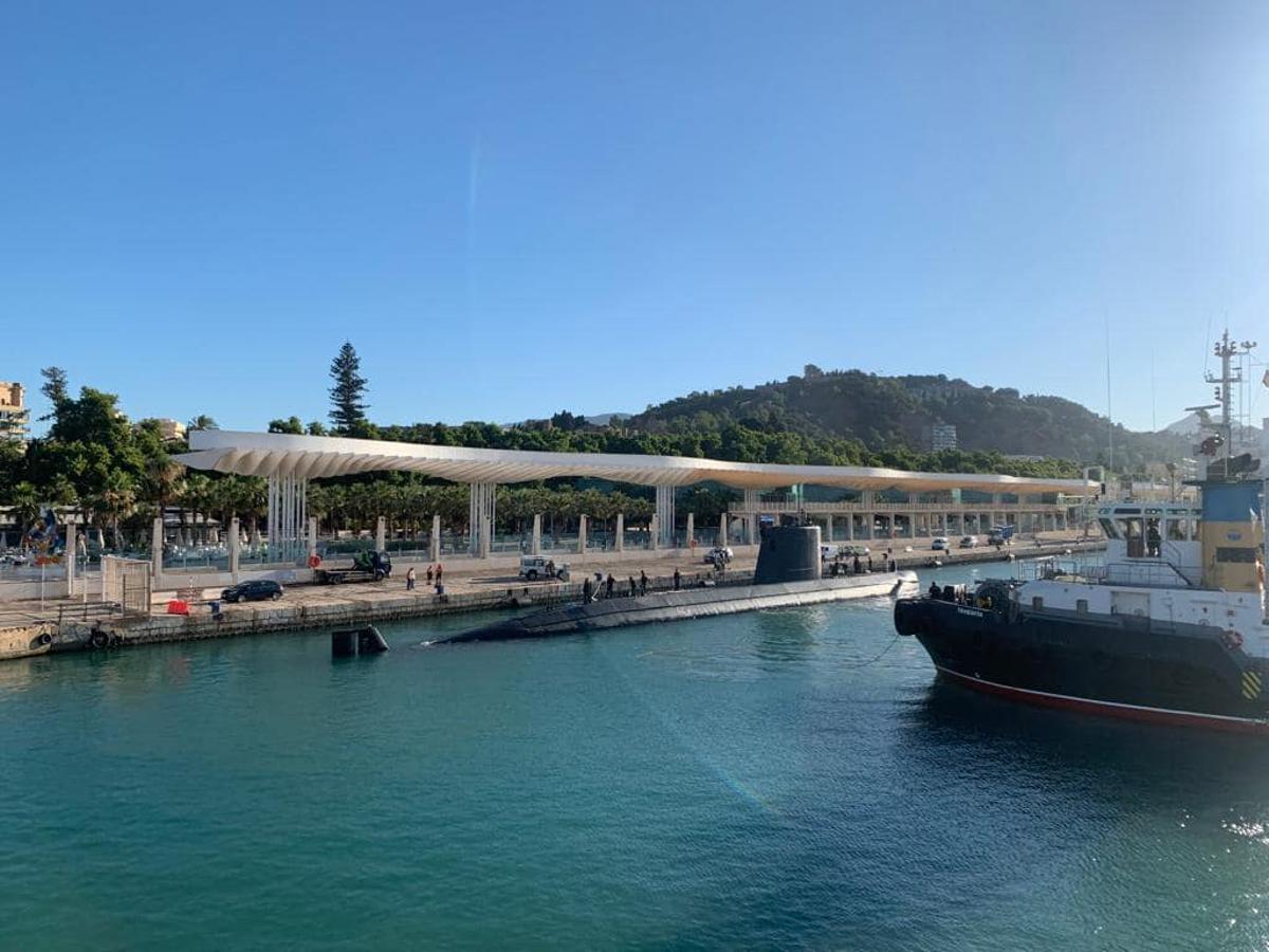 El submarino S-74 Tramontana está atracado en el muelle 2 del Puerto de Málaga.