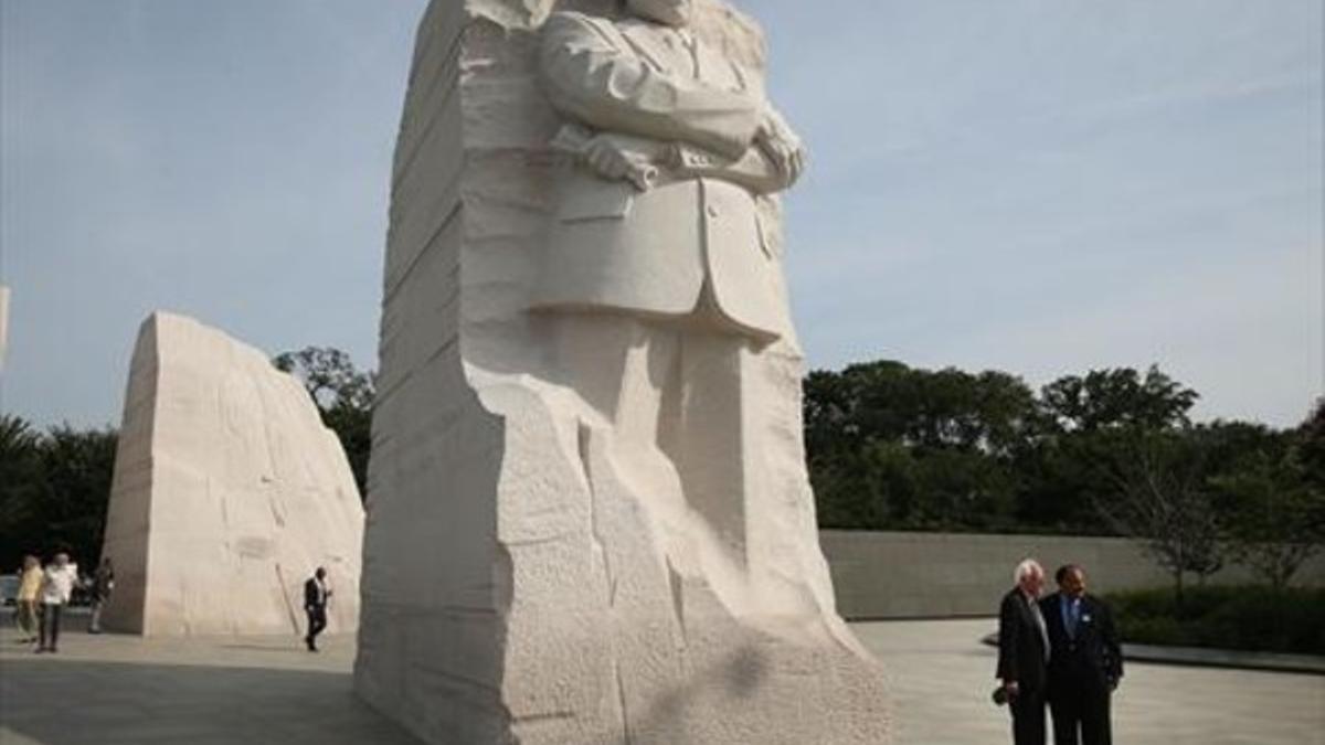 Pétreo 8 Martin Luther King III y el senador Bernie Sanders, ante el monumento a King en Washington, ayer.